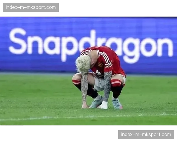 即时战报:曼联半场0-2落后维拉,主场球迷响起嘘声 即时战报:曼联半场0-2落后维拉,主场球迷响起嘘声