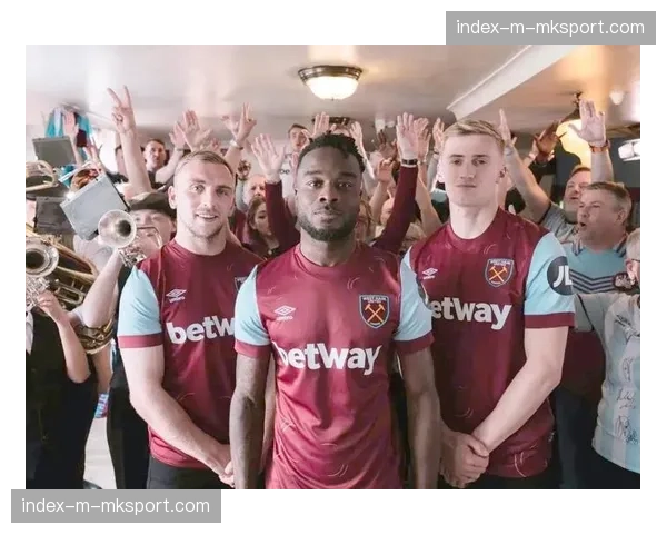 西汉姆联球迷高唱队歌，伦敦体育场庆祝逃离降级区